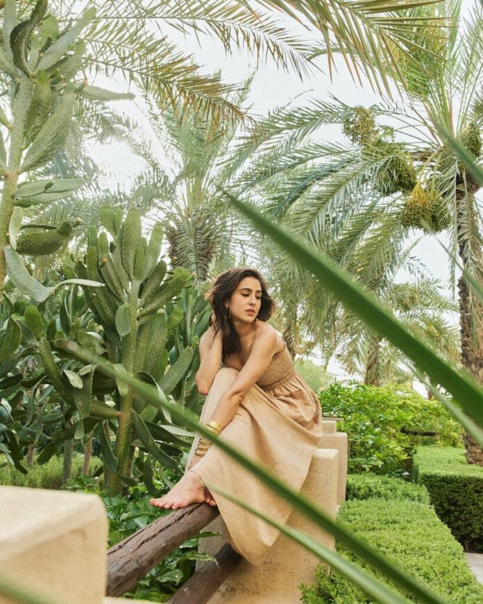 Sara Ali Khan Styles in Artistic Look - Gulte