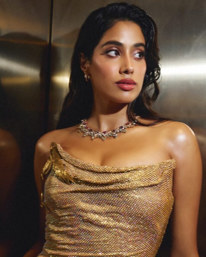 Janhvi Kapoor Turns IIFA Into a Gold Affair! - Gulte