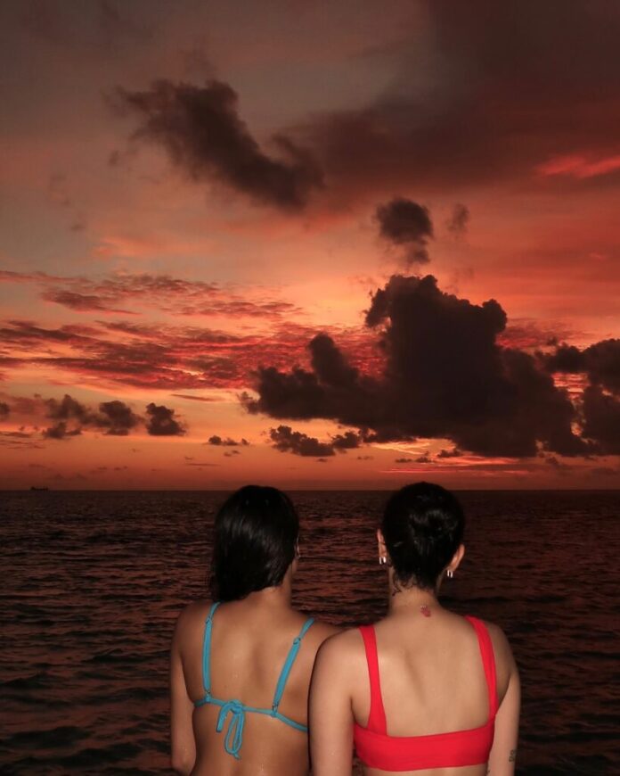 Pic Talk: Kapoor Sisters’ Hot Beach Vacation - Gulte